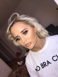 Роскошная блондинка не смогла подуть в трубку из-за больших искусственных  губ, и у нее отобрали права