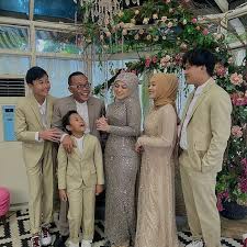 Jun 27, 2021 · tak bisa dipungkiri, sebagai orang tua tunggal yan vellia mengaku kesulitan dalam menafkahi sang anak. Penampilan 4 Putri Seleb Indonesia Hadiri Pernikahan Orang Tuanya Semua Halaman Cewekbanget