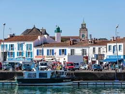 Hier j'ai parlé à un gendarme sur les champs élysées complètement déserte après la manifestation, avant la réouverture du trafic. 10 Blissful French Islands Where To Stay Eat And Play Island Places To Go Seaside Village