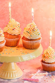 Geburtstags Cupcakes Einfach Mit Frischkase Topping Die Besten Backrezepte Mit Gelinggarantie Rezept Cupcakes Kuchen Und Torten Einfach Backen