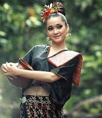 Disini kami menyediakan bagi netizen sekalian, pakaian atau baju adat lombok lambung, dengan desain khas lombok ! 39 Populer Baju Adat Lombok