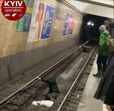 Jun 25, 2021 · через падіння пасажира на колію на станції майдан незалежності в києві поїзди метрополітену курсують від теремків до олімпійської й від контрактової до героїв дніпра. U Kiyevi Na Stanciyi Metro Majdan Nezalezhnosti Cholovik Upav Na Koliyu Poglyad Novini Kiyeva Ta Kiyivshini Onlajn