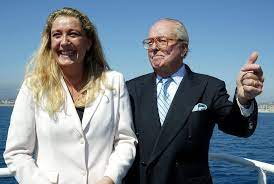 Portée par des électeurs toujours difficiles à identifier, entre les fidèles et les contestataires, la présidente du fn, âgée de 48 ans, se présente avec tous les atouts pour être qualifiées au deuxième tour et appliquer les 144. Who Is Marine Le Pen France S Far Right Presidential Candidate