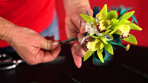 Today i share with you an array of feather bouquets to inspire your own pretty plumage. How To Flowers With Feathers Wedding Flowers Feathers Wedding Florist Florist Ventura County Youtube