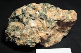 It is easiest to spot in white quartz, though quartz can come in a range of colors including yellow, pink, purple, grey, or black. Common Rocks Time Scavengers