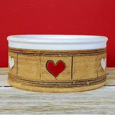 Den hundenapf aus keramik gibt es mit zahlreichen motiven, wie etwa das modell trixie dieser besteht aus zwei stylischen schalen, die in einer halterung aus lackiertem holz eingelassen sind. Dog Filou S Hundenapf Aus Keramik For Real Dogs