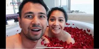 Awalnya cuma sedikit akhirnya kelihatan jelas deh !! Melihat Raffi Ahmad Dan Nagita Slavina Berendam Dipenuhi Taburan Bunga Mawar Merdeka Com