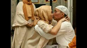Atau suara dan gambar atau yang berbentuk grafis, karakter, baik yang bersifat interaktif maupun tidak, yang dapat diterima melalui perangkat penerima siaran. Mencium Anak Di Bibir Bolehkah Mencium Anak Di Bibir
