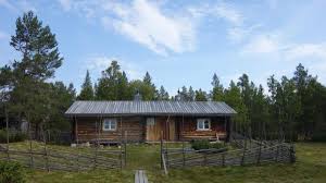 Leave the kungsleden trail and trek east to kebnekaise mountain station in the laddjuvaggi valley. Sodra Kungsleden