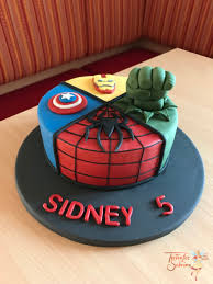 Dann haben wir erstmal diskutiert, dass batman doch gar nicht zu the avengers gehört und das nicht passt, wenn wir ihn mit auf die torte machen, aber ihr wisst ja, wie kinder so sind. Geburtstagstorte Avengers Tortenfee Sabrina
