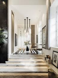Conheca A Casa Da Designer Kelly Hoppen Kelly Hoppen Uma Das Mais Celebres Designers De Interiores Do Mundo Apresenta Sua Nova Casa Localizada Foyer In 2019 Kelly Hoppen Interiors Luxury
