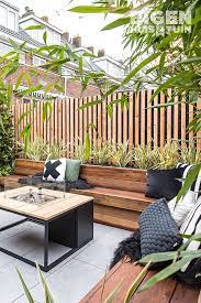 een hippe en moderne look met deze latjes schutting small courtyard gardens small backyard design backyard garden design