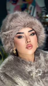 همیشه تلاشم اینه که میکاپ هر عزیز دقیقاً متناسب با فرم چهره‌ش باشه ✨  این‌بار یک میکاپ روسی ظریف و شیک کار کردیم 🌸 مثل همیشه با پیام‌های قشنگتون  بهم انرژی مثبت