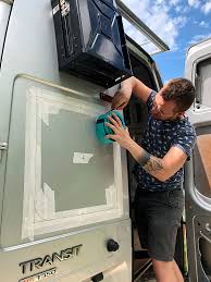 Le choix des véhicules, neufs ou d'occasion, se portent sur quelques modèles courants comme le renault trafic, fiat ducato, peugeot expert ou ford transit. 10 Conseils Pour Amenager Son Fourgon Soi Meme Fourgonlesite
