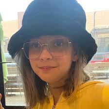 Stephanie Kates's Instagram, Twitter & Facebook