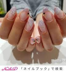 花嫁の美しさを一層際立たせてくれる ツヤ感たっぷりのナチュラル系ブライダルネイル ほんのりホワイトをmixすることで ヴェールをまとった花嫁のように指先も冬のヴェールに包まれた印象になります パーツはホログラムや色味を控えたビジューで ベースのツヤ感と