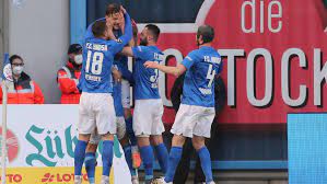 Weitere prominente verlierer waren eintracht frankfurt und dynamo dresden. Hansa Rostock Vs Karlsruher Sc Ksc Heute Live Tv Live Stream Und Co So Wird Die 2 Bundesliga Ubertragen Goal Com