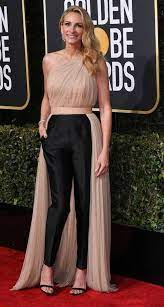 Julia roberts stands at 5' 8 tall (or a height of 173 cm). Julia Roberts Wiki Height Weight Age Boyfriend Family Biography Net Worth More