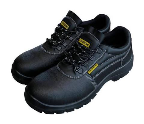 Sepatu safety yang digunakan pekerja untuk melindungi kaki di area industri