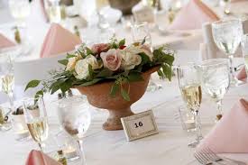 Blumendeko hochzeit, blumendeko lila violett, blumendeko rot, rosenball grün, rosenball weiss. Blumengestecke Fur Die Hochzeit Ideen Tipps Beispiele