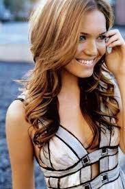 Light Hair On Top Darker Underneath Makes It Look Kinda Cartoony To Me Like It S The Shadow Of The Lighter Part Mandy Moore Hair Dark Underneath Hair Hair