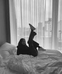 Pin By Zahrahlewis On A E S T H E T I C Girls In Bed Black And White Pretty Pictures