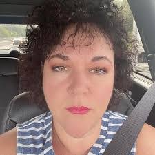 Lorraine Arnett's Instagram, Twitter & Facebook