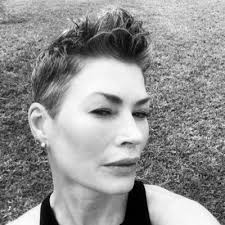 She grew up with her older sister chrisse and her younger brother jordan. Carre Otis Iamcarreotis Twitter