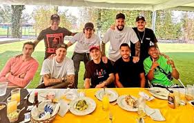 Y en el 2009 se graduó como periodista especializado en hacienda. Ow8wglzrju4kqm