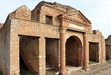 Tamadun rom banyak menyumbang dalam bidang pembinaan.bangunan terkenal yang dibina pada zaman rom ialah colosseum , pantheon dan dikenali sebagai aqueduct juga telah dibina.orong rom juga membina jalan raya , tempat mandi awam , air pancuran dan kolam renang.seni bina rom. Seni Bina Rom Purba Wikipedia Bahasa Melayu Ensiklopedia Bebas
