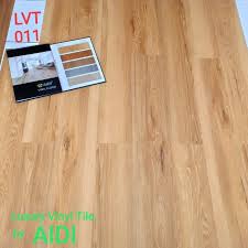 Disebut karpet vinyl roll karena bentuk gulungan menyerupai karpet pada umumnya. Harga Karpet Plastik Lantai Motif Kayu Kasurpet