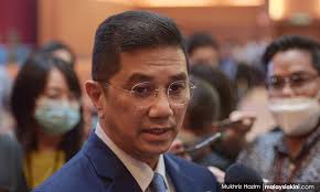 Walaupun dato' seri azmin ali terpalit dengan kontroversi video, bagi azwan, hubungan adik beradik tidak raya tetap sama buat anak sulung datuk seri azmin ali, farah shazliyana. Malaysiakini Travel Bill Suit Refiled Against Azmin S Three Children