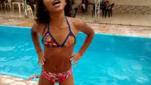 Maria clara brincando na piscina mc divertida youtube. Desafio Na Piscina Youtube