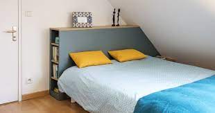 chambre en sous pente avec rangement de livres integre a la tete de lit compagnie des atelie amenagement chambre deco chambre sous pente deco chambre parents