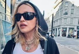 Elton John vira estátua de chocolate