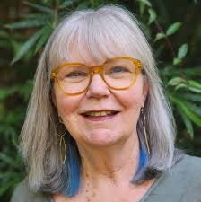 Hello everybody! I would like to share another experience with Vandas.... I  have already published here some experiences with the recovery of Vandas  severely infected with Fusarium in which I simply cut