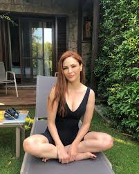 Seksi pozlarıyla büyüleyen Mine Tugayın estetiksiz haline bakın! Doğal  güzel zannedenler yıkıldı...