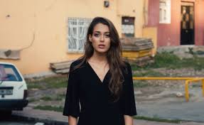 Alev alev dizisinin rüya'sı dilan çiçek deniz, lise çağlarından bu yana oyunculuğa merak sarmış, tiyatroya gönül vermiştir. Dilan Cicek Deniz Hayran Kaldi