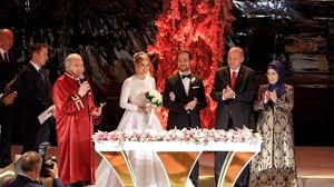 Öte yandan, sedat peker'e yakınlığıyla bilinen emre olur, süleyman özışık'a yanıt verdi. Demiroren Ailesinin Dugununde Kotu Surpriz