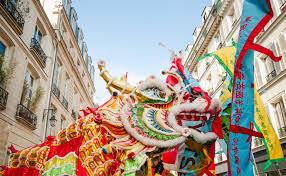 Sosiale nettverk må begynne å bli fylt med all relevant våren, vakre og morsomme bilder. Kinesisk Nyttar I Paris Celebrating The Earth Gris I 2019