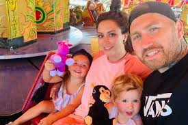 Mum shares ingenious way for parents to keep track of children in busy  places