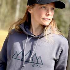 🎉Nu har vi äntligen lanserat ett gäng sköna hoodies och casual t-shirts!  Färg och tryck med inspiration från fjällvärlden. Materialen är utvalda med  omsorg om naturen. 💚🌳 Klicka in på hemsidan för