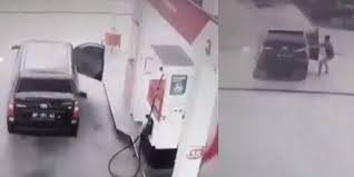 3 klasifikasi bahan mudah terbakar cairan mudah terbakar (flammable liquid) cairan mudah terbakar didefinisikan sebagai cairan yang titik bakar (ignition point) daerah konsentrasi mudah terbakar, yang dibatasi oleh lel dan uel, yakni daerah konsentrasi suatu gas/uap yang dapat. Simak Ini Penyebab Mobil Terbakar Saat Mengisi Bbm