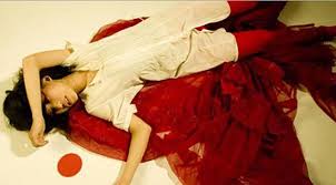 Saat menstruasi datang, maka akan ada beberapa gejala yang menyertainya. Ini Sebabnya Kenapa Keluar Darah Di Luar Siklus Menstruasi Bidanku Com