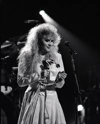 Stevie Nicks Has Anyone Ever Written Anything For You Live In Your Dreams Stevie Nicks Fleetwood Mac Stevie Nicks Lindsey Buckingham Stevie Nicks
