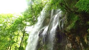 Besonders beeindruckend ist er zur schneeschmelze oder nach starkem regen, denn dann fließt viel wasser. Leichte Wanderung Zum Uracher Wasserfall Auf Den Berg De