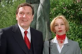 ˈɡeːɐ̯haʁt fʁɪts kʊʁt ˈʃʁøːdɐ (listen); Ein Bild Aus Glucklicheren Zeiten Altkanzler Gerhard Schroder Und Seine Frau Doris Schroder Kopf Ihr Jahr 2009 Bei Der Feier Zu Schroders 65 Geburtstag Schwarzwalder Bote