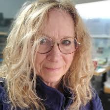 How to attract crows to my feeding station?