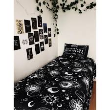 Linens tek kişilik nevresim takımları bir çok seçenekle odalarınıza şıklık katıyor.tek kişilik nevresim takımları için linens.com.tr 'ye göz atabilirsiniz. Siyah Ay Kolaj Tek Kisilik Nevresim Takimi Ktnt010 Kostebek Com Tr