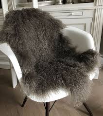 Handgefertigter teppich kaspar aus schaffell in dunkelgrün. Tibet Lammfell Maronen Braun 110 Cm Super Weich Flourou Luxury Interior Design Art